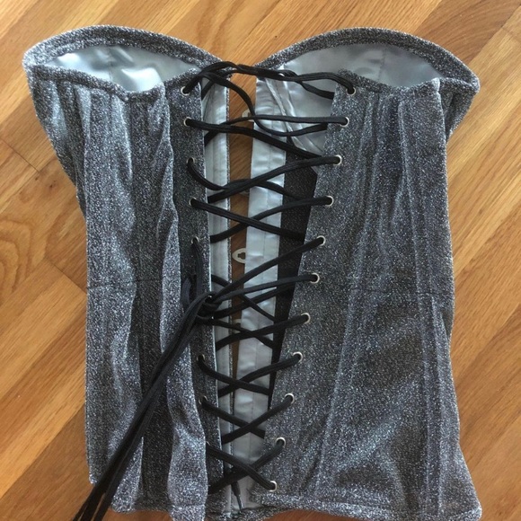 Daisy Corset. Like NEW Excellent boning!! Size Medium in silver. - Picture 3 of 4